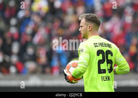 Freiburg Im Breisgau, Deutschland. 02. April 2022. Fußball: Bundesliga, SC Freiburg - Bayern München, Matchday 28 im Europa-Park Stadion. Freiburger Torwart Mark Flekken mit dem Ball. Kredit: Silas Stein/dpa - WICHTIGER HINWEIS: Gemäß den Anforderungen der DFL Deutsche Fußball Liga und des DFB Deutscher Fußball-Bund ist es untersagt, im Stadion und/oder vom Spiel aufgenommene Fotos in Form von Sequenzbildern und/oder videoähnlichen Fotoserien zu verwenden oder zu verwenden./dpa/Alamy Live News Stockfoto