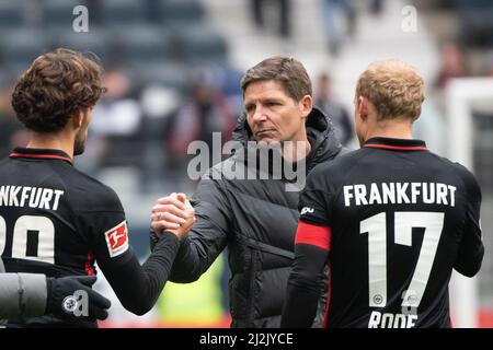 02. April 2022, Hessen, Frankfurt/Main: Fußball: Bundesliga, Eintracht Frankfurt - SpVgg Greuther Fürth, Matchday 28, Deutsche Bank Park. Frankfurter Trainer Oliver Glasner (Mitte) mit dem Frankfurter Goncalo Paciencia (L) und dem Frankfurter Sebastian Rode. Foto: Sebastian Gollnow/dpa - WICHTIGER HINWEIS: Gemäß den Anforderungen der DFL Deutsche Fußball Liga und des DFB Deutscher Fußball-Bund ist es untersagt, im Stadion und/oder vom Spiel aufgenommene Fotos in Form von Sequenzbildern und/oder videoähnlichen Fotoserien zu verwenden oder zu verwenden. Stockfoto