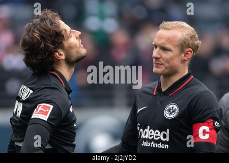 02. April 2022, Hessen, Frankfurt/Main: Fußball: Bundesliga, Eintracht Frankfurt - SpVgg Greuther Fürth, Matchday 28, Deutsche Bank Park. Goncalo Paciencia (l) in Frankfurt mit Sebastian Rode in Frankfurt nach dem Spiel. Foto: Sebastian Gollnow/dpa - WICHTIGER HINWEIS: Gemäß den Anforderungen der DFL Deutsche Fußball Liga und des DFB Deutscher Fußball-Bund ist es untersagt, im Stadion und/oder vom Spiel aufgenommene Fotos in Form von Sequenzbildern und/oder videoähnlichen Fotoserien zu verwenden oder zu verwenden. Stockfoto