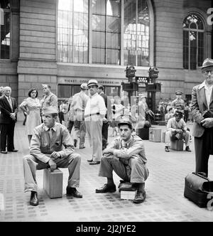 Zivilpersonen und Militärangehörige warten auf Züge, Pennsylvania Station, New York City, New York, USA, Marjory Collins, U.S. Office of war Information/USA Farm Security Administration, August 1942 Stockfoto