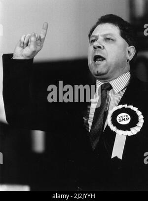 Die Nachwahl 1988 in Glasgow Govan fand am 10.. November 1988 statt, nachdem Bruce Millan nach seiner Ernennung zum EU-Kommissar als Abgeordneter für den Wahlkreis zurückgetreten war. Das Ergebnis wurde für die Labour Party als peinlich angesehen, da der ehemalige Labour-Abgeordnete Jim Sillars mit einer Mehrheit von 3.554 Stimmen und einem großen Umschwung von Labour zur SNP den Sitz der Scottish National Party gewann. Unser Bild Zeigt ... SNP-Kandidat Jim Sillars, on the Campaign Trail, Mittwoch, 2.. November 1988. Stockfoto