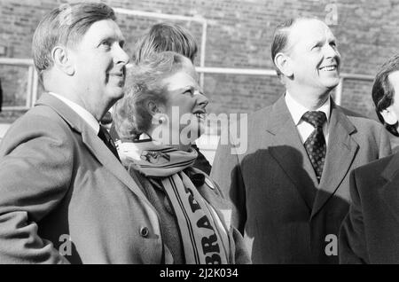 Margaret Thatcher PM, Visits Valley Parade, Heimstadion des Bradford City Football Club, Freitag, 20.. Februar 1987. Der Premierminister inspizierte die Sanierung des Valley Parade Ground, die nach einem verheerenden Brand am Samstag, dem 11.. Mai 1985, erforderlich war, bei dem 56 Menschen ums Leben kamen und mindestens 265 weitere verletzt wurden. Stockfoto