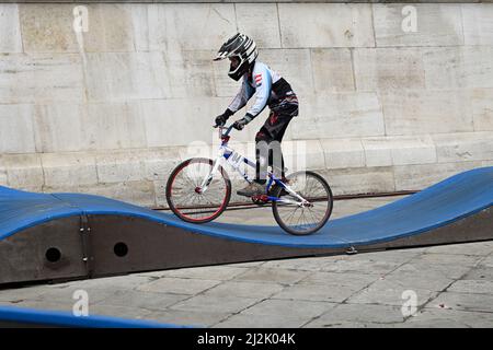 Wien, Österreich. 2. April 2022. Agus Bike Festival 2022 am Wiener Rathausplatz. Das Bild zeigt Pumptrack Sessions, junge BMX-Fahrer Stockfoto