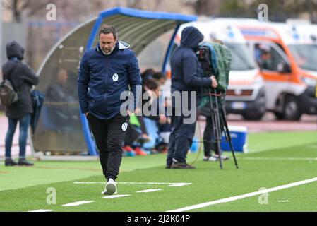 Neapel, Italien. 02. April 2022. Der zweite Trainer Roberto Castorina während des italienischen Serie A Women 2021/2022-Matches zwischen Napoli Femminile und Lazio Women am 2. April 2022 im Stadion Giuseppe Piccolo in Cercola Italien Credit: Independent Photo Agency/Alamy Live News Stockfoto