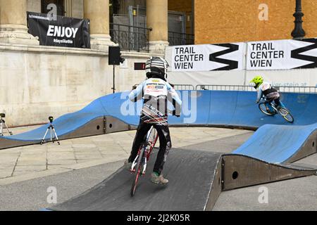 Wien, Österreich. 2. April 2022. Agus Bike Festival 2022 am Wiener Rathausplatz. Das Bild zeigt Pumptrack Sessions, junge BMX-Fahrer Stockfoto