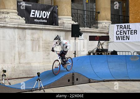 Wien, Österreich. 2. April 2022. Agus Bike Festival 2022 am Wiener Rathausplatz. Das Bild zeigt Pumptrack Sessions, junge BMX-Fahrer Stockfoto