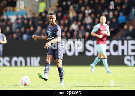 BURNLEY, GROSSBRITANNIEN. APR 2. Raheem Sterling von Manchester City kommt am Samstag, den 2.. April 2022, während des Premier League-Spiels zwischen Burnley und Manchester City in Turf Moor, Burnley, vorbei. (Kredit: Pat Scaasi | MI Nachrichten) Kredit: MI Nachrichten & Sport /Alamy Live Nachrichten Stockfoto