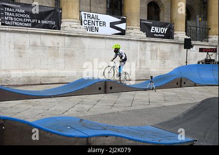 Wien, Österreich. 2. April 2022. Agus Bike Festival 2022 am Wiener Rathausplatz. Das Bild zeigt Pumptrack Sessions, junge BMX-Fahrer Stockfoto