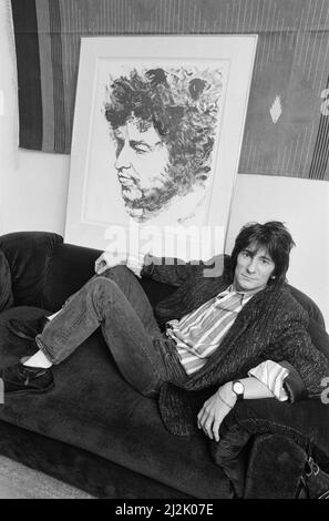 Ronnie Wood, abgebildet 1987 mit seinen Zeichnungen. In diesem Bild zeigt uns Ronnie seine Zeichnung von Bob Dylan. Bild aufgenommen am 20.. Oktober 1987 Stockfoto