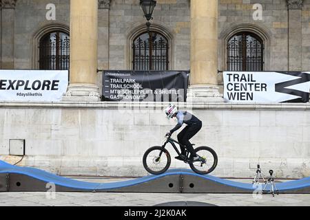 Wien, Österreich. 2. April 2022. Agus Bike Festival 2022 am Wiener Rathausplatz. Das Bild zeigt Pumptrack Sessions, junge BMX-Fahrer Stockfoto