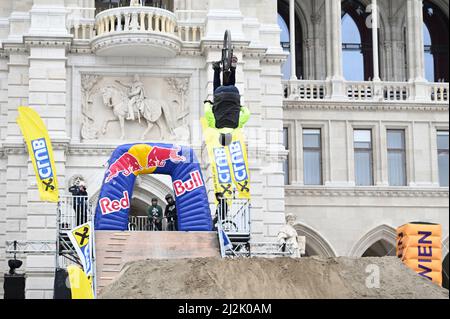 Wien, Österreich. 2. April 2022. Argus Bike Festival 2022 am Wiener Rathausplatz. Bild zeigt Vienna Air King, Dirt-Battle Vienna Stockfoto