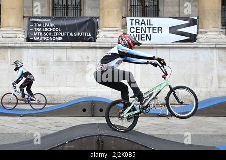 Wien, Österreich. 2. April 2022. Agus Bike Festival 2022 am Wiener Rathausplatz. Das Bild zeigt Pumptrack Sessions, junge BMX-Fahrer Stockfoto