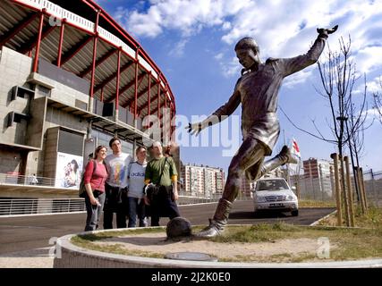 Estadio da Luz, Fußballarena, Lissabon, Portugal. Eine Arena mit Platz für 68.000 Zuschauer. Es verfügt über mehr als 50 Bars, einen Fitnessraum und einen Swimmingpool. Statue des Starspielers Eusébio da Silva Ferreira vor der Arena. Stockfoto