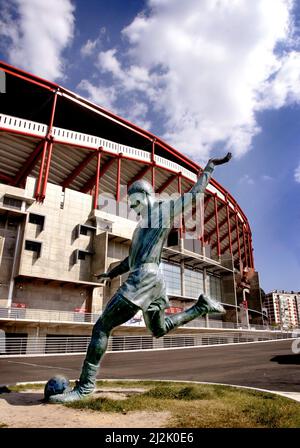 Estadio da Luz, Fußballarena, Lissabon, Portugal. Eine Arena mit Platz für 68.000 Zuschauer. Es verfügt über mehr als 50 Bars, einen Fitnessraum und einen Swimmingpool. Statue des Starspielers Eusébio da Silva Ferreira vor der Arena. Stockfoto