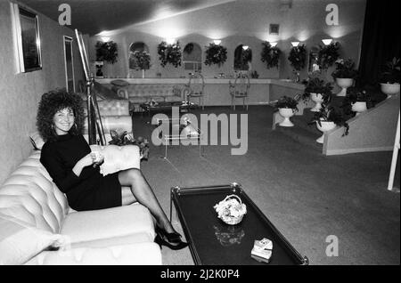 Eine junge Frau in den Toiletten des Nachtclubs Mall in Stockton. 15.. Dezember 1988. Stockfoto