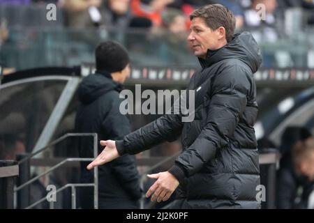 02. April 2022, Hessen, Frankfurt/Main: Fußball: Bundesliga, Eintracht Frankfurt - SpVgg Greuther Fürth, Matchday 28, Deutsche Bank Park. Frankfurter Trainer Oliver Glasner. Foto: Sebastian Gollnow/dpa - WICHTIGER HINWEIS: Gemäß den Anforderungen der DFL Deutsche Fußball Liga und des DFB Deutscher Fußball-Bund ist es untersagt, im Stadion und/oder vom Spiel aufgenommene Fotos in Form von Sequenzbildern und/oder videoähnlichen Fotoserien zu verwenden oder zu verwenden. Stockfoto