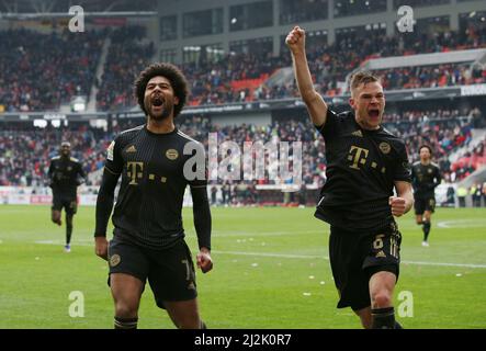 Freiburg, Deutschland. 30.. März 2022. firo 1.Bundesliga. 2021/2022 Fußball: Fuvuball: 02.04.2022 SC Freiburg - FC Bayern Mvºnchen München Serge Gnabry, schießt, das, Tor, zu, 1:2, Jubel, Jubel, mit, und, Joshua Kimmich Kredit: dpa/Alamy Live Nachrichten Stockfoto