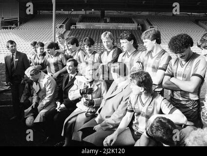 Margaret Thatcher PM, Visits Valley Parade, Heimstadion des Bradford City Football Club, Freitag, 20.. Februar 1987. Der Premierminister inspizierte die Sanierung des Valley Parade Ground, die nach einem verheerenden Brand am Samstag, dem 11.. Mai 1985, erforderlich war, bei dem 56 Menschen ums Leben kamen und mindestens 265 weitere verletzt wurden. Unser Bild zeigt ... Die Premierministerin Margaret Thatcher sitzt auf dem Teamfoto von Bradford City. Stockfoto