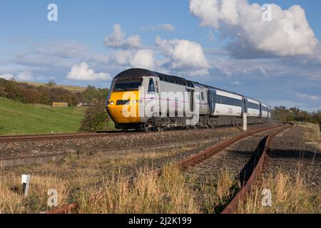 Eine East Coast Intercity 125 in Melkridge (östlich von Haltwhistle) mit einem umgelendenen Zug, als die East Coast Franchise öffentlich geführt wurde Stockfoto