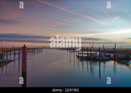 Boote im Hafen im Winter, Petkum, Ostfriesland, Niedersachsen, Deutschland Stockfoto