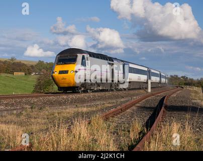 Eine East Coast Intercity 125 in Melkridge (östlich von Haltwhistle) mit einem umgelendenen Zug, als die East Coast Franchise öffentlich geführt wurde Stockfoto