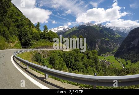 Leere kurvenreiche Straße durch die Schweizer Alpen zwischen Unterschachen und Spiringen, Uri, Schweiz Stockfoto