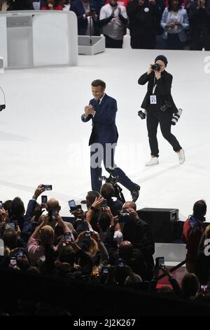 La Defense, Frankreich. 02. April 2022. Die erste Wahlkampfveranstaltung des amtierenden französischen Präsidenten und Kandidaten der Partei La Republique en Marche (LREM) für die Präsidentschaftswahlen, Emmanuel Macron, am 02. April in der La Defense Arena in La Defense, in der Nähe von Paris, Frankreich, 2022. Foto von Eliot Blondt/ABACAPRESS.COM Quelle: Abaca Press/Alamy Live News Stockfoto