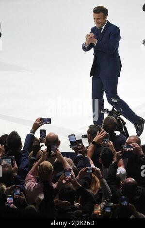 La Defense, Frankreich. 02. April 2022. Die erste Wahlkampfveranstaltung des amtierenden französischen Präsidenten und Kandidaten der Partei La Republique en Marche (LREM) für die Präsidentschaftswahlen, Emmanuel Macron, am 02. April in der La Defense Arena in La Defense, in der Nähe von Paris, Frankreich, 2022. Foto von Eliot Blondt/ABACAPRESS.COM Quelle: Abaca Press/Alamy Live News Stockfoto