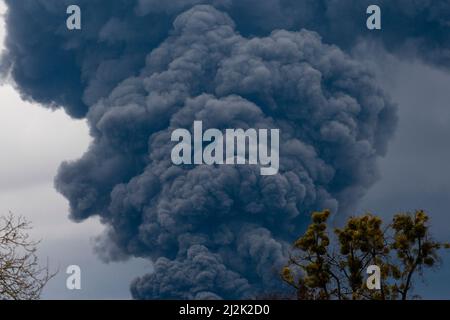 Während des Krieges zwischen der Ukraine und Russland bedeckt schwarzer Rauch den Himmel. Katastrophe in der Ukraine. Aggressionskrieg russland gegen die Ukraine Stockfoto