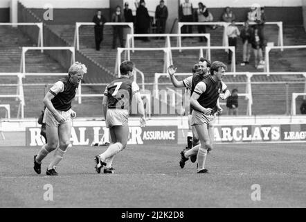 Football League Centenary Tournament, auch bekannt als Mercantile Credit Football Festival, ein freundliches Turnier, das vom 16.. Bis 17.. April 1988 im Wembley Stadium zur Feier des 100.. Geburtstages der Football League stattfand. 12 Teams nahmen an dem Turnier Teil. Der erste Wettkampftag bestand aus den Eröffnungsrunden und den Viertelfinals und bestand aus 40-minütigen Spielen. Unser Bild zeigt ... Eröffnungsrunde Spiel Aktion, Samstag 16. April 1988. Stockfoto