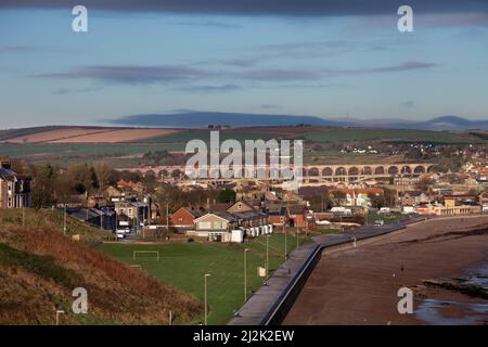Berwick upon Tweed, Northumbria mit den Brücken und einem Hauptzug an der Ostküste, der die königliche Grenzbrücke, Berwick-upon-Tweed, überquert Stockfoto