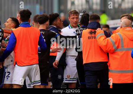 Birkenhead, Großbritannien. 02. April 2022. Die Stimmung wird während des zweiten Spiels der Sky Bet League zwischen Tranmere Rovers und Carlisle United am 2. 2022. April im Prenton Park in Birkenhead, England, aufflackern. (Foto von Tony Taylor/phcimages.com) Quelle: PHC Images/Alamy Live News Stockfoto