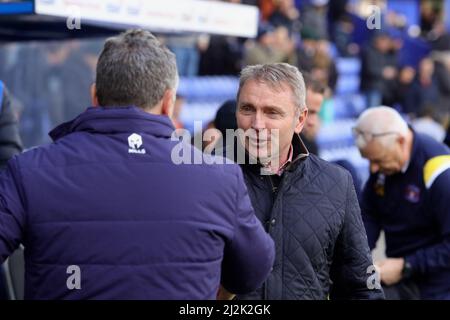 Birkenhead, Großbritannien. 02. April 2022. Carlisle United-Manager Paul Simpson beim zweiten Spiel der Sky Bet League zwischen Tranmere Rovers und Carlisle United am 2. 2022. April im Prenton Park in Birkenhead, England. (Foto von Tony Taylor/phcimages.com) Quelle: PHC Images/Alamy Live News Stockfoto