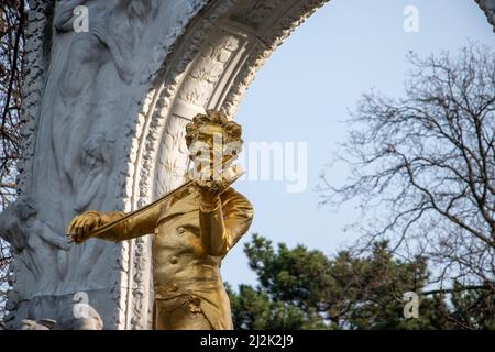 Prominentes Denkmal mit einer in Gold vergoldeten Bronzestatue des legendären Musikers Johann Strauss. Stadtpark, Wien, Österreich, 13.. Dezember 2019. Stockfoto