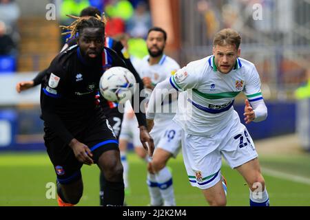 Birkenhead, Großbritannien. 02. April 2022. Elliot Nevitt von Tranmere Rovers und Dynel Simeu von Carlisle Vereinigten sich während des zweiten Spiels der Sky Bet League zwischen Tranmere Rovers und Carlisle United am 2. 2022. April im Prenton Park in Birkenhead, England. (Foto von Tony Taylor/phcimages.com) Quelle: PHC Images/Alamy Live News Stockfoto