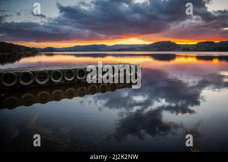 Spiegelungen von Wolken über einem Steg im Lake Bala bei Sonnenuntergang, Gwynedd, Wales, Großbritannien Stockfoto