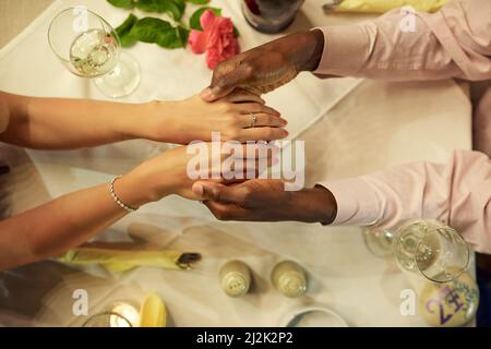 Erlauben Sie mir, Sie so zu behandeln, wie Sie behandelt werden sollten. Kurzer Schuss eines Mannes, der seine Freundinnen in der Hand hält. Stockfoto