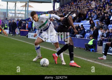 Birkenhead, Großbritannien. 02. April 2022. Gime Toure von Carlisle Unitred und Keiron Morris von Tranmere Rovers während des zweiten Spiels der Sky Bet League zwischen Tranmere Rovers und Carlisle United am 2. 2022. April im Prenton Park in Birkenhead, England. (Foto von Tony Taylor/phcimages.com) Quelle: PHC Images/Alamy Live News Stockfoto