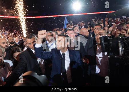 La Defense, Frankreich. 02. April 2022. Der amtierende französische Präsident und Kandidat der Partei La Republique en Marche (LREM) für die Präsidentschaftswahlen, Emmanuel Macron, kommt am 02. April 2022 zu seiner ersten Wahlkampfveranstaltung in La Defense in der Nähe von Paris, Frankreich, in die La Defense Arena. Foto von Jacques Witt/Pool/ABACAPRESS.COM Quelle: Abaca Press/Alamy Live News Stockfoto