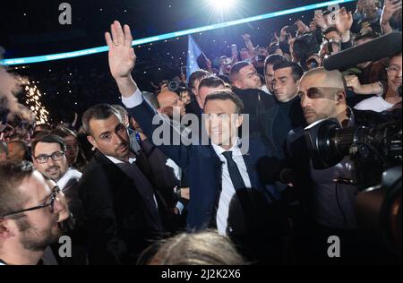 La Defense, Frankreich. 02. April 2022. Der amtierende französische Präsident und Kandidat der Partei La Republique en Marche (LREM) für die Präsidentschaftswahlen, Emmanuel Macron, kommt am 02. April 2022 zu seiner ersten Wahlkampfveranstaltung in La Defense in der Nähe von Paris, Frankreich, in die La Defense Arena. Foto von Jacques Witt/Pool/ABACAPRESS.COM Quelle: Abaca Press/Alamy Live News Stockfoto