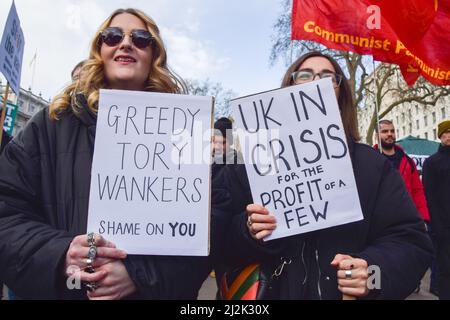 London, England, Großbritannien. 2. April 2022. Demonstranten halten Anti-Tory-Schilder. Hunderte von Menschen versammelten sich vor der Downing Street, um gegen den Anstieg der Energiekosten, die Lebenshaltungskosten und die Tory-Regierung zu protestieren. (Bild: © Vuk Valcic/ZUMA Press Wire) Bild: ZUMA Press, Inc./Alamy Live News Stockfoto