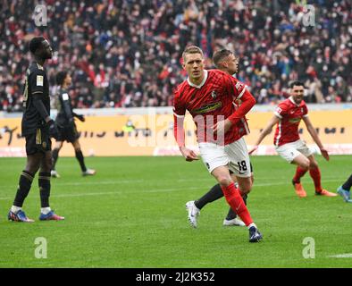 Freiburg Im Breisgau, Deutschland. 02. April 2022. Fußball: Bundesliga, SC Freiburg - Bayern München, Matchday 28 im Europa-Park Stadion. Freiburgs Nils Petersen nach dem Tor zu 1:1. Kredit: Silas Stein/dpa - WICHTIGER HINWEIS: Gemäß den Anforderungen der DFL Deutsche Fußball Liga und des DFB Deutscher Fußball-Bund ist es untersagt, im Stadion und/oder vom Spiel aufgenommene Fotos in Form von Sequenzbildern und/oder videoähnlichen Fotoserien zu verwenden oder zu verwenden./dpa/Alamy Live News Stockfoto