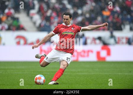 Freiburg Im Breisgau, Deutschland. 02. April 2022. Fußball: Bundesliga, SC Freiburg - Bayern München, Matchday 28 im Europa-Park Stadion. Freiburgs Nicolas Höfler in Aktion. Kredit: Silas Stein/dpa - WICHTIGER HINWEIS: Gemäß den Anforderungen der DFL Deutsche Fußball Liga und des DFB Deutscher Fußball-Bund ist es untersagt, im Stadion und/oder vom Spiel aufgenommene Fotos in Form von Sequenzbildern und/oder videoähnlichen Fotoserien zu verwenden oder zu verwenden./dpa/Alamy Live News Stockfoto