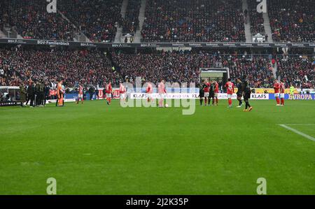 Freiburg Im Breisgau, Deutschland. 02. April 2022. Fußball: Bundesliga, SC Freiburg - Bayern München, Matchday 28 im Europa Park Stadion. Die Spieler von Freiburg und Bayern sind während einer langen Unterbrechung während des Spiels auf dem Spielfeld. Kredit: Silas Stein/dpa - WICHTIGER HINWEIS: Gemäß den Anforderungen der DFL Deutsche Fußball Liga und des DFB Deutscher Fußball-Bund ist es untersagt, im Stadion und/oder vom Spiel aufgenommene Fotos in Form von Sequenzbildern und/oder videoähnlichen Fotoserien zu verwenden oder zu verwenden./dpa/Alamy Live News Stockfoto