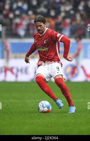 Freiburg Im Breisgau, Deutschland. 02. April 2022. Fußball: Bundesliga, SC Freiburg - Bayern München, Matchday 28 im Europa-Park Stadion. Freiburgs Lucas Höler in Aktion. Kredit: Silas Stein/dpa - WICHTIGER HINWEIS: Gemäß den Anforderungen der DFL Deutsche Fußball Liga und des DFB Deutscher Fußball-Bund ist es untersagt, im Stadion und/oder vom Spiel aufgenommene Fotos in Form von Sequenzbildern und/oder videoähnlichen Fotoserien zu verwenden oder zu verwenden./dpa/Alamy Live News Stockfoto