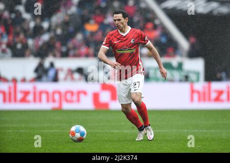 Freiburg Im Breisgau, Deutschland. 02. April 2022. Fußball: Bundesliga, SC Freiburg - Bayern München, Matchday 28 im Europa-Park Stadion. Freiburgs Nicolas Höfler in Aktion. Kredit: Silas Stein/dpa - WICHTIGER HINWEIS: Gemäß den Anforderungen der DFL Deutsche Fußball Liga und des DFB Deutscher Fußball-Bund ist es untersagt, im Stadion und/oder vom Spiel aufgenommene Fotos in Form von Sequenzbildern und/oder videoähnlichen Fotoserien zu verwenden oder zu verwenden./dpa/Alamy Live News Stockfoto