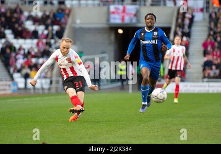 SUNDERLAND, GROSSBRITANNIEN. APR 2. Jay Matete von Sunderland überquert den Ball während des Sky Bet League 1-Spiels zwischen Sunderland und Gillingham am Samstag, dem 2.. April 2022 im Stadium of Light, Sunderland. (Kredit: Trevor Wilkinson | MI Nachrichten) Kredit: MI Nachrichten & Sport /Alamy Live Nachrichten Stockfoto