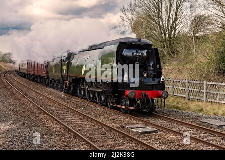 Erhaltene Dampflokomotive 34067 Tangmere auf der Linie Settle & Carlisle, die durch den langen Preston 2/4/22 führt (Rückfahrt von Carlisle nach Hellifield). Stockfoto