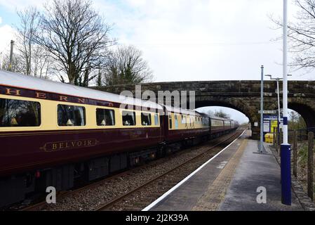 Northern Belle Charter, der durch Long Preston fährt, gezogen von der Dampflok Tangmere & mit Diesel Alnwick Castle auf der Rückseite (Pullman-Wagen), 2/4/22 Stockfoto