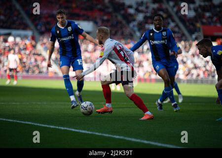 SUNDERLAND, GROSSBRITANNIEN. APR 2. Jay Matete von Sunderland kontrolliert den Ball während des Sky Bet League 1-Spiels zwischen Sunderland und Gillingham am Samstag, dem 2.. April 2022 im Stadium of Light, Sunderland. (Kredit: Trevor Wilkinson | MI Nachrichten) Kredit: MI Nachrichten & Sport /Alamy Live Nachrichten Stockfoto